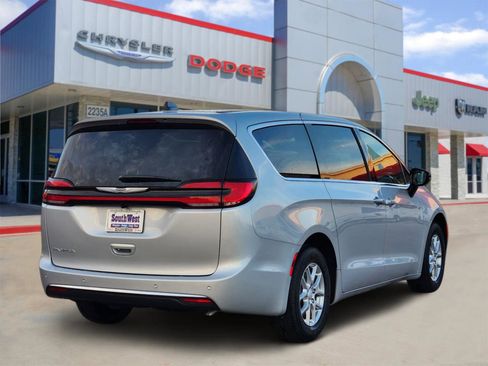 New 2026 Chrysler Pacifica Select image 5