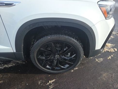 Used 2024 Volkswagen Taos SE image 2