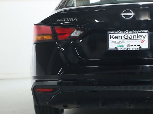 Used 2025 Nissan Altima 2.5 SV FWD image 42