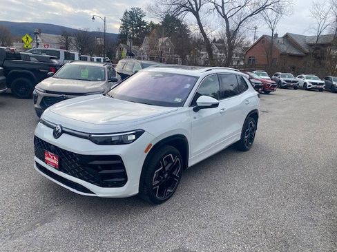 New 2026 Volkswagen Tiguan SEL R-Line image 3