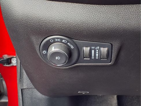 Used 2025 Jeep Compass Latitude w/ Convenience Group AWD/4WD image 17