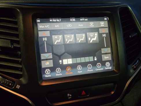 Used 2019 Jeep Cherokee Trailhawk AWD/4WD image 26