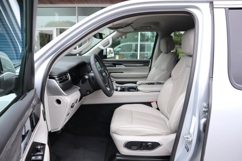 Used 2022 Jeep Wagoneer Series II AWD/4WD image 9