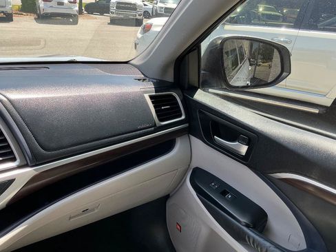 Used 2014 Toyota Highlander Limited FWD image 18