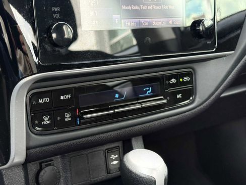Used 2017 Toyota Corolla LE w/ Carpet Mat Package (TMS) FWD image 23