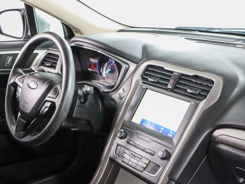 Used 2020 Ford Fusion SE image 25