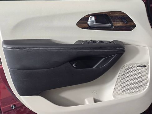 Used 2022 Chrysler Pacifica Limited w/ Uconnect Theater Family Group FWD image 38