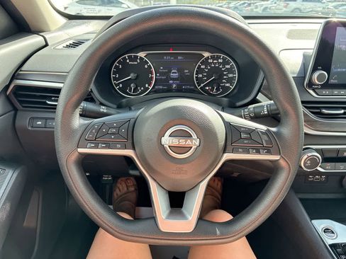 Used 2025 Nissan Altima 2.5 SV FWD image 11