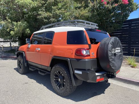 Used 2013 Toyota FJ Cruiser 4WD w/ Upgrade Pkg image 2