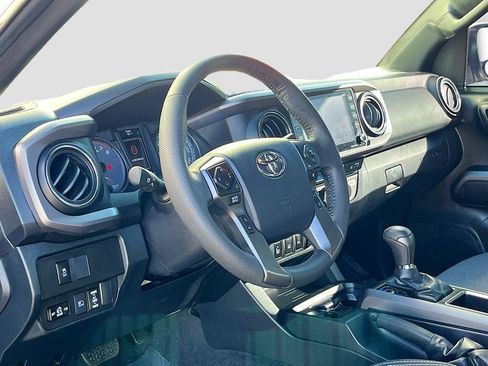 Used 2022 Toyota Tacoma TRD Off-Road w/ Technology Package AWD/4WD image 9