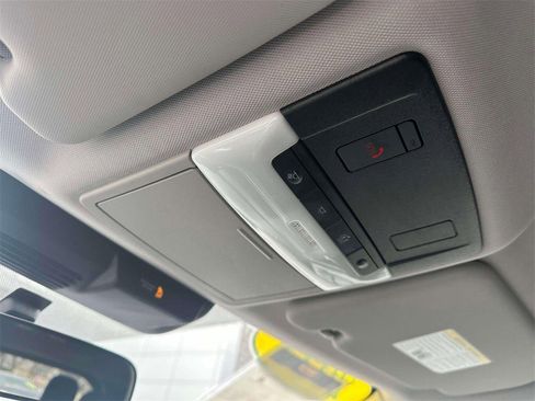 Used 2023 Mitsubishi Outlander SE image 32