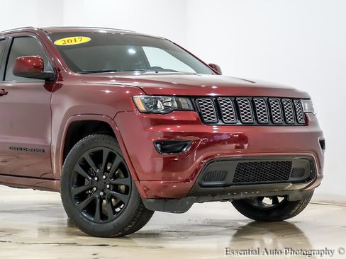 Used 2017 Jeep Grand Cherokee Altitude image 2