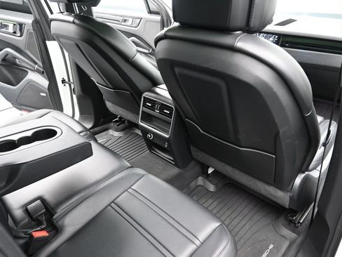 Used 2022 Porsche Cayenne AWD/4WD image 31