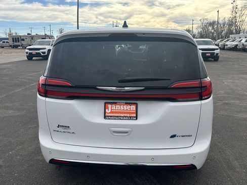 Used 2024 Chrysler Pacifica Select image 13