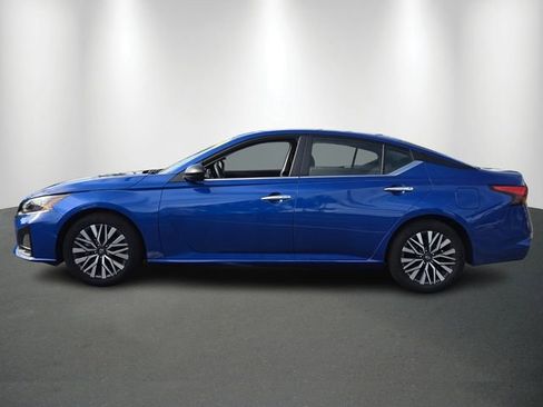 Used 2025 Nissan Altima 2.5 SV FWD image 2