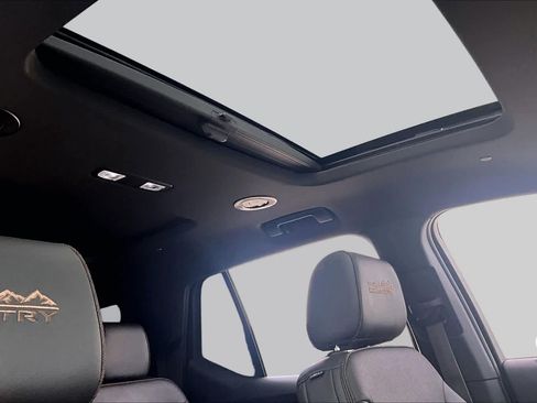 Used 2023 Chevrolet Traverse High Country FWD image 13