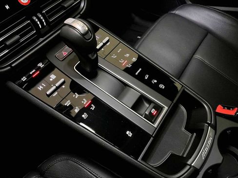 Used 2025 Porsche Macan image 20