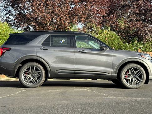New 2025 Ford Explorer ST image 3