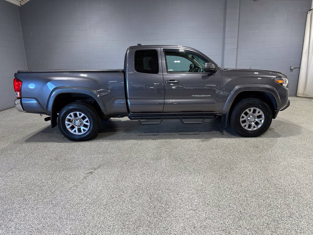 Used 2017 Toyota Tacoma SR5 w/ Tow Package AWD/4WD image 2