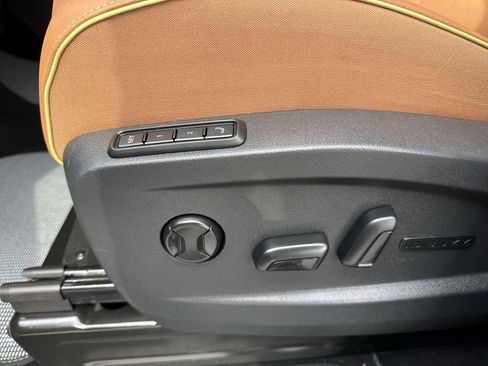 Used 2025 Volkswagen ID. Buzz Pro S RWD image 13