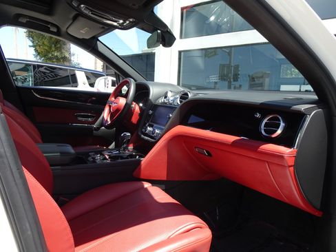 Used 2019 Bentley Bentayga AWD/4WD image 21