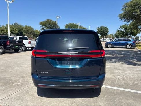 Used 2025 Chrysler Pacifica Select FWD image 6