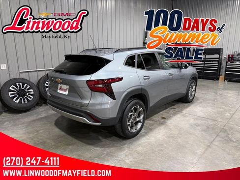 Used 2026 Chevrolet Trax LT FWD image 2