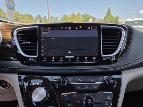 Used 2023 Chrysler Pacifica Limited FWD image 26