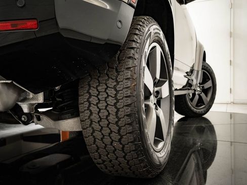 Used 2023 Land Rover Defender 90 SE image 53