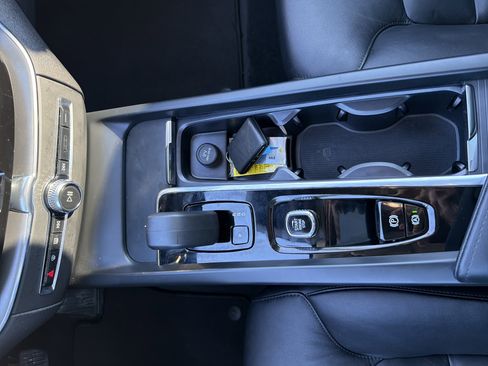 Certified 2025 Volvo XC60 B5 Core image 8