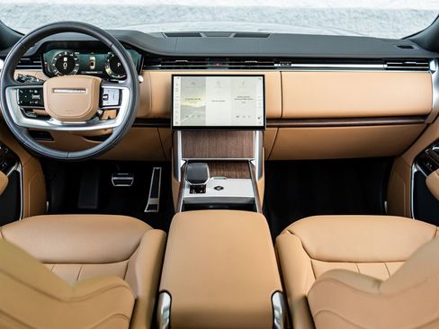 Used 2025 Land Rover Range Rover SE image 4