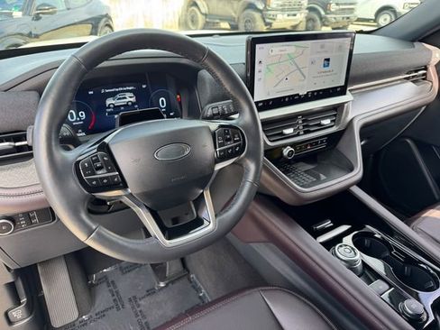 Used 2025 Ford Explorer Platinum image 3