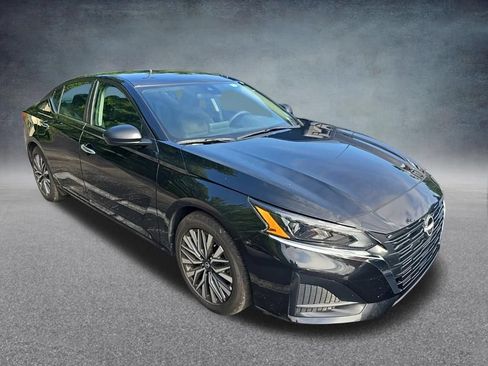 Used 2025 Nissan Altima 2.5 SV FWD image 2