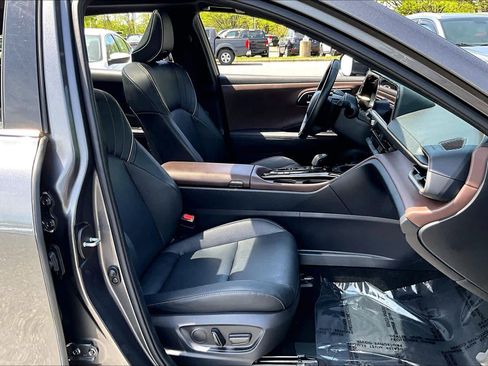 Used 2024 Toyota Crown Limited w/ Advanced Technology Package image 9