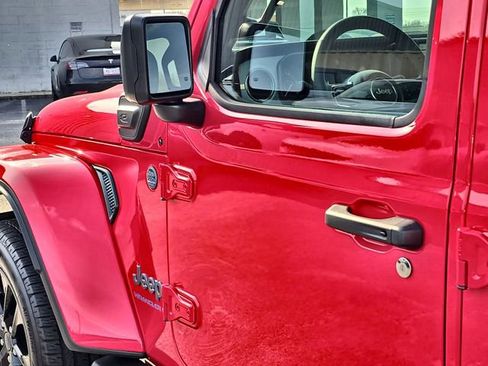 Used 2025 Jeep Wrangler Unlimited Sahara AWD/4WD image 11