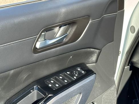 Used 2023 Nissan Pathfinder SL image 5