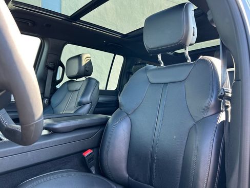 Used 2023 Jeep Wagoneer Series II AWD/4WD image 15