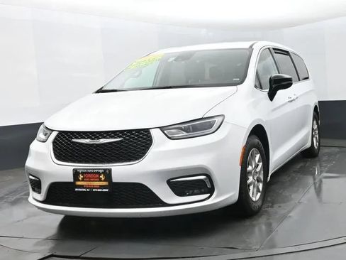 Used 2024 Chrysler Pacifica Touring-L FWD image 1