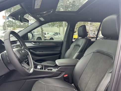 New 2025 Jeep Grand Cherokee Altitude image 13
