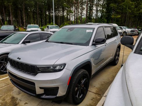 Used 2024 Jeep Grand Cherokee L Altitude AWD/4WD image 2