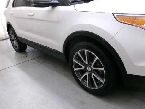 Used 2015 Ford Explorer XLT w/ Equipment Group 202B AWD/4WD image 11