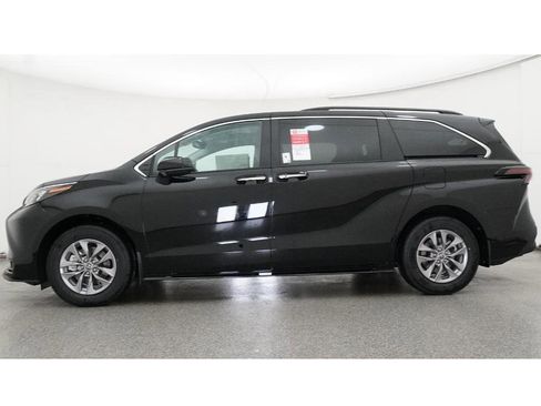 New 2026 Toyota Sienna XLE image 19