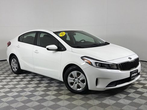 Used 2017 Kia Forte LX image 2