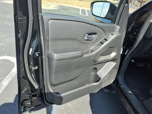Used 2024 Nissan Frontier SV image 10