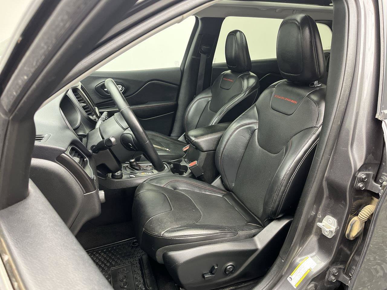 Used 2019 Jeep Cherokee Trailhawk AWD/4WD image 9