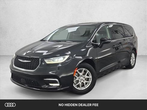Used 2023 Chrysler Pacifica Touring-L FWD image 1