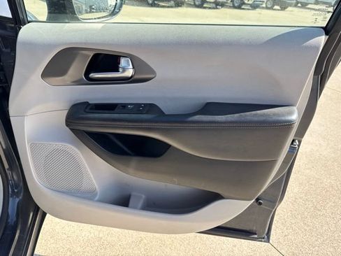 Used 2020 Chrysler Pacifica Touring-L FWD image 12