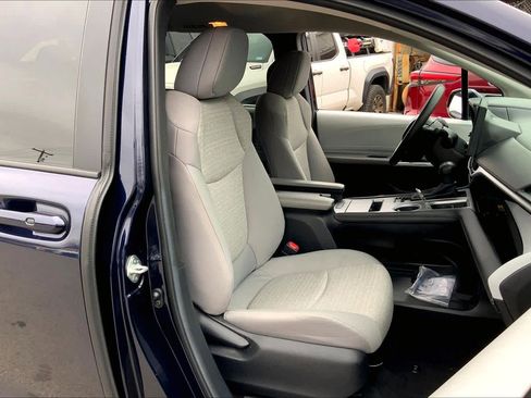 Used 2025 Toyota Sienna LE image 9