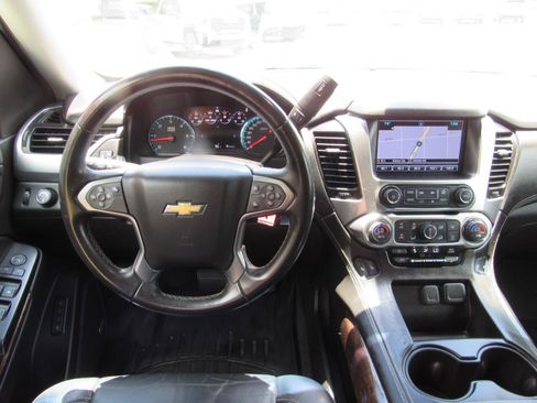 Used 2017 Chevrolet Suburban LT RWD image 4