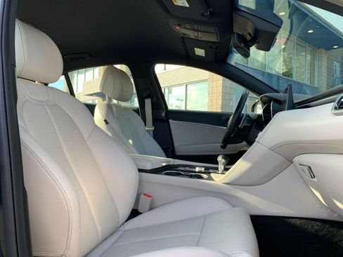 Used 2025 Genesis G70 2.5T image 36